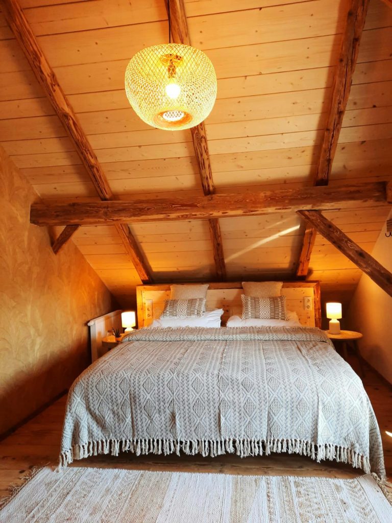 Oberes Schlafzimmer mit Dachschräge