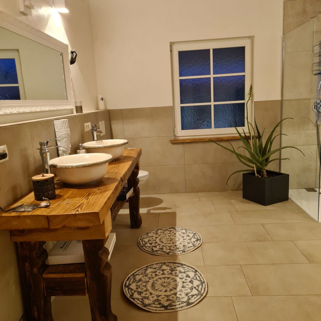 Badezimmer mit zwei Waschbecken