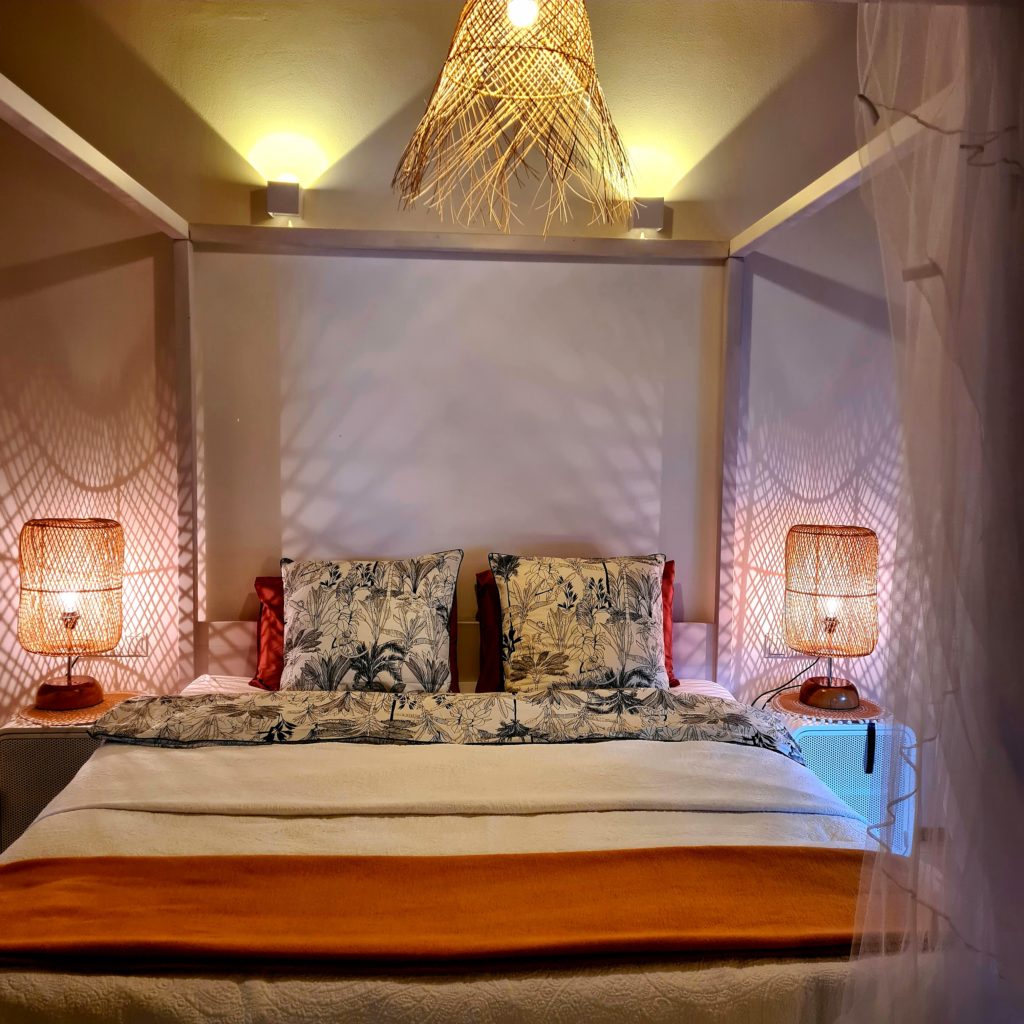 Schlafzimmer mit Himmelbett im Erdgeschoss